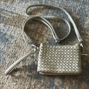 Elegant Woven Crossbody Bag in Silver